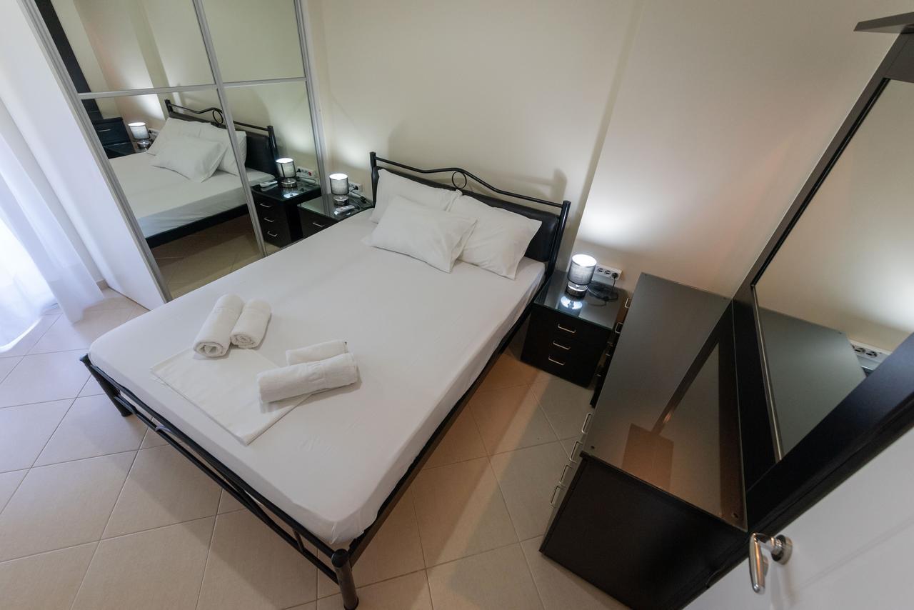 Grand Suites With Private Pools Kalamata Exteriör bild