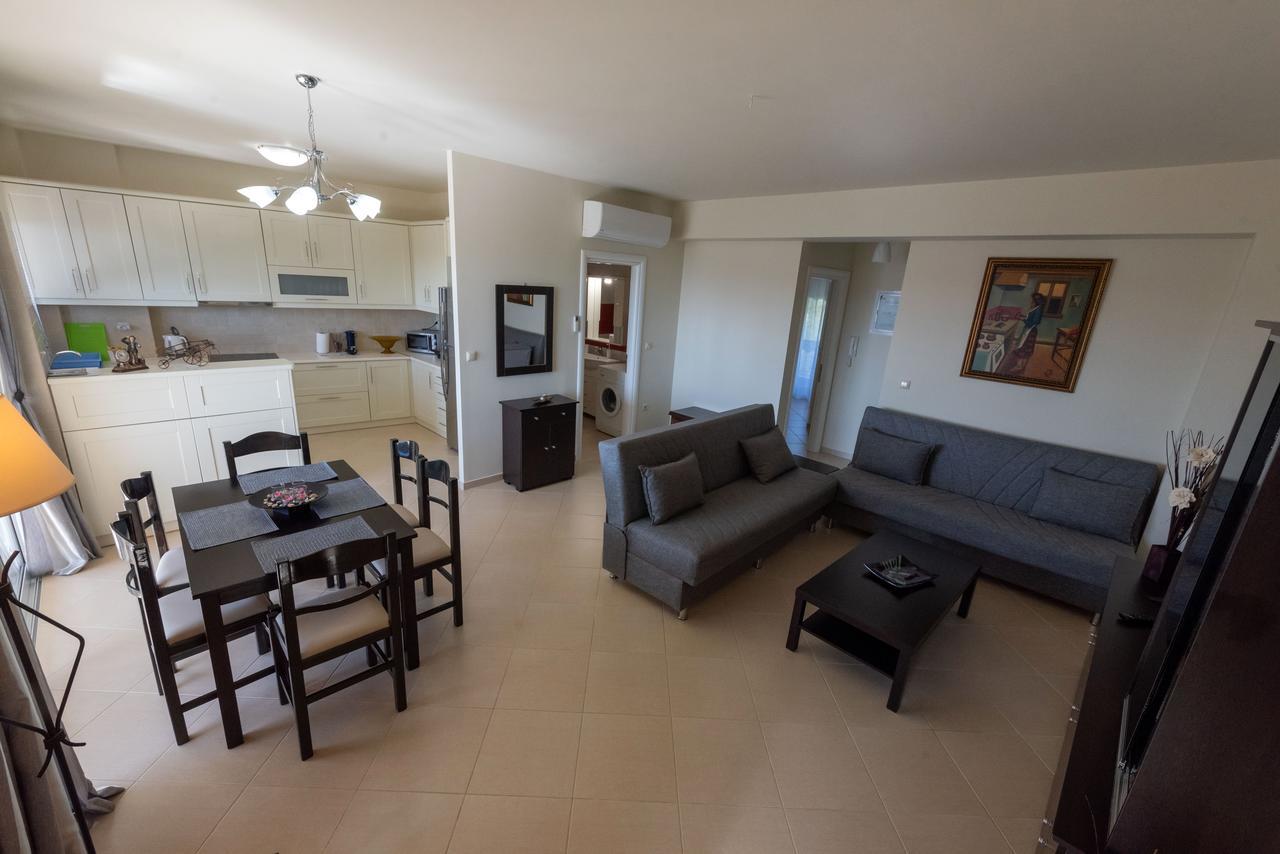 Grand Suites With Private Pools Kalamata Exteriör bild